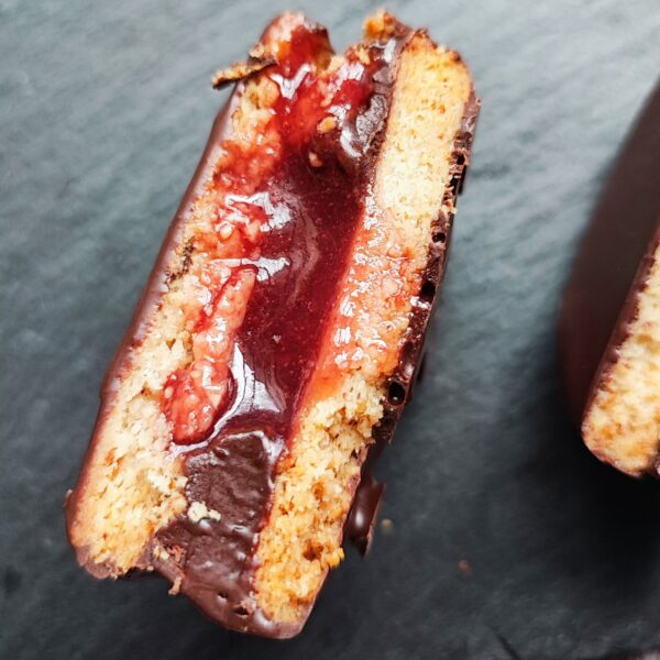 Alfajor de frutilla keto. Apto vegano